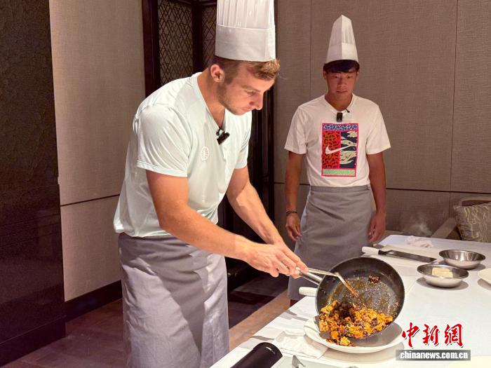 成都网球公开赛球员体验川菜与大熊猫，感受城