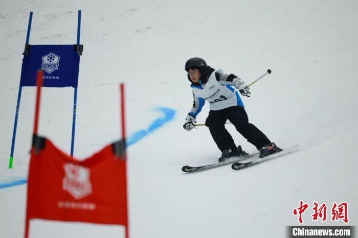 第五届粤港澳大湾区滑雪精英挑战赛在广州热雪